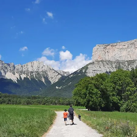 Les Vagabonds Du Mont Bed & Breakfast
